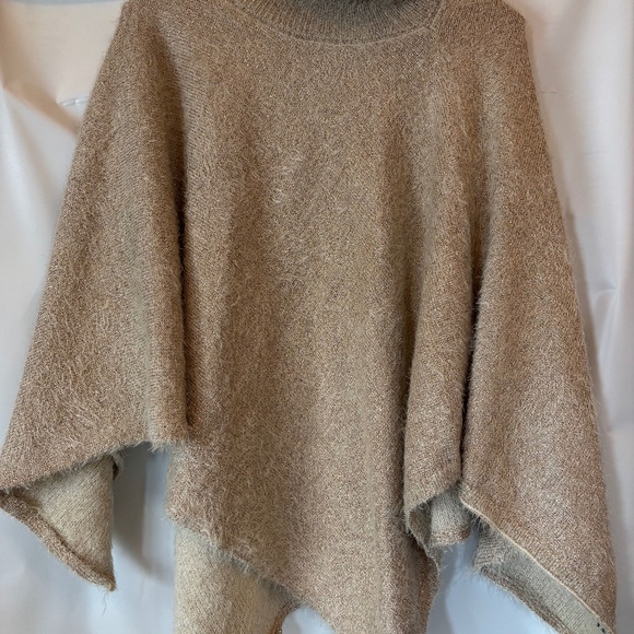 Anthropologie Akemi + Kin Poncho/Sweater OS‎ Gold Metallic Shimmer Eyelash Cape - Picture 1 of 10